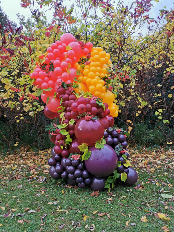 Outdoors autumn themed balloon column.