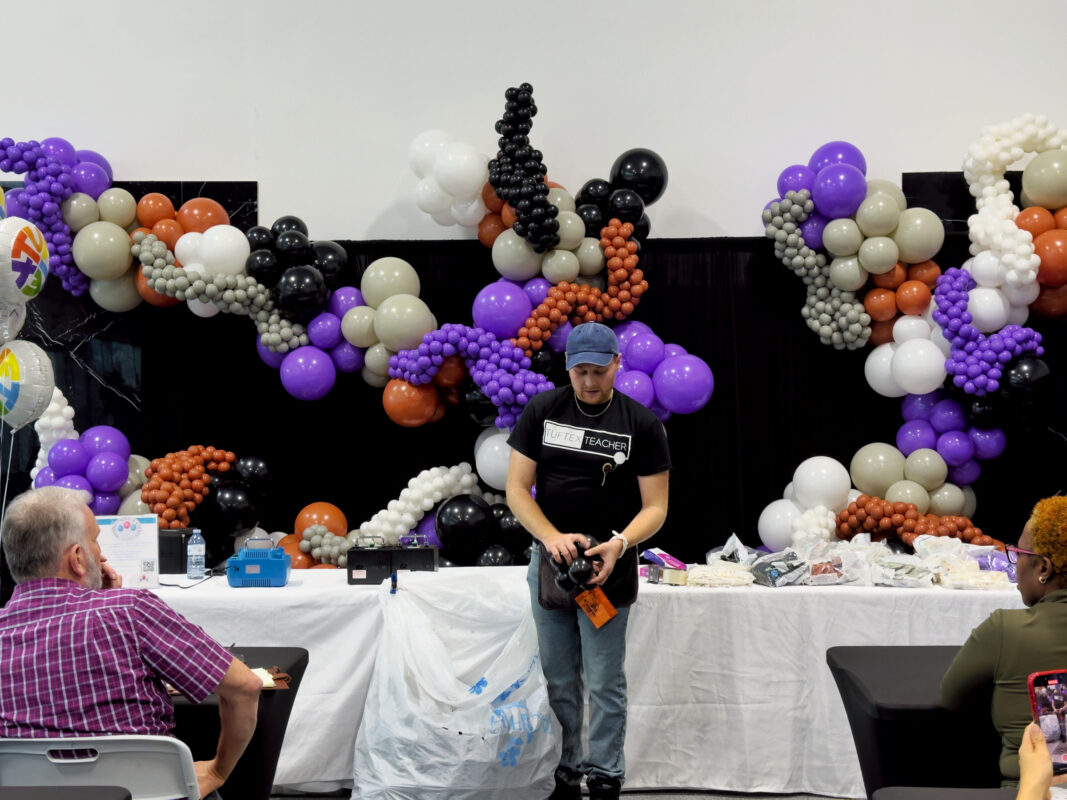 Instructor demonstrating balloon cluster construction during the Tuftex Tuesday class in Mississauga